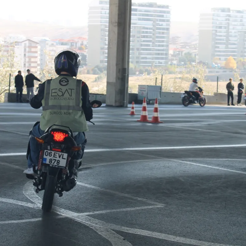 Esat Motosiklet Okulu eğitim sahası